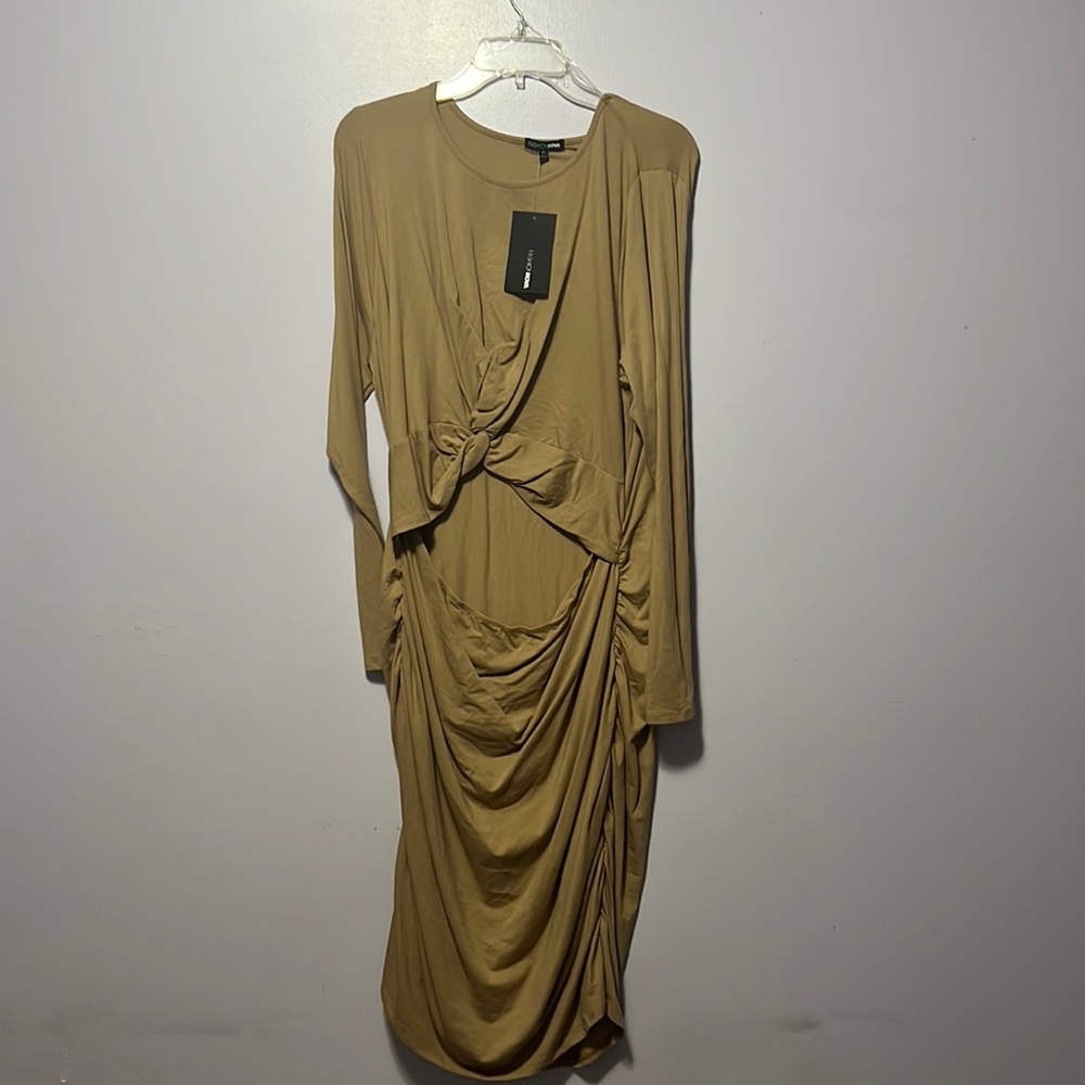 Cute plus size dress, with cut out in middle!